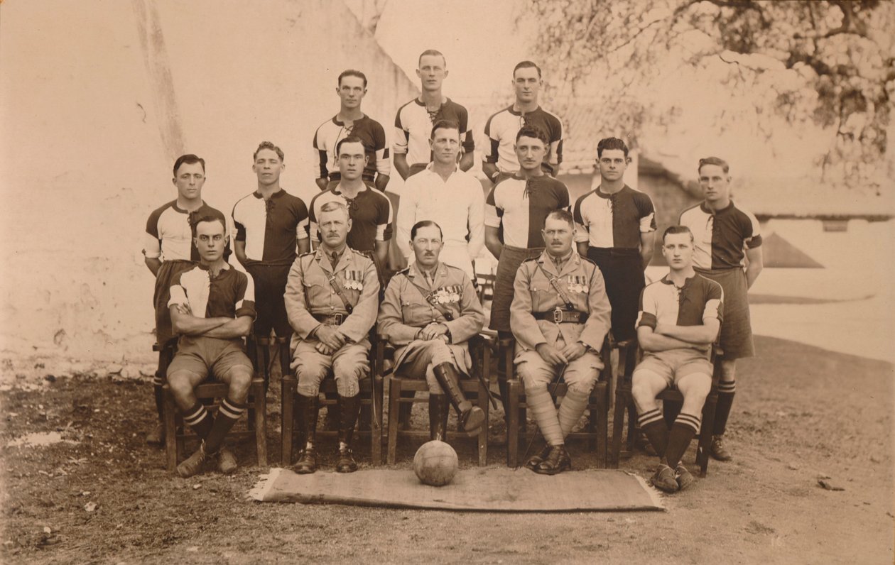 Bataljonsfodboldholdet fra den første bataljon, The Queens Own Royal West Kent Regiment. Poona, af Unbekannt