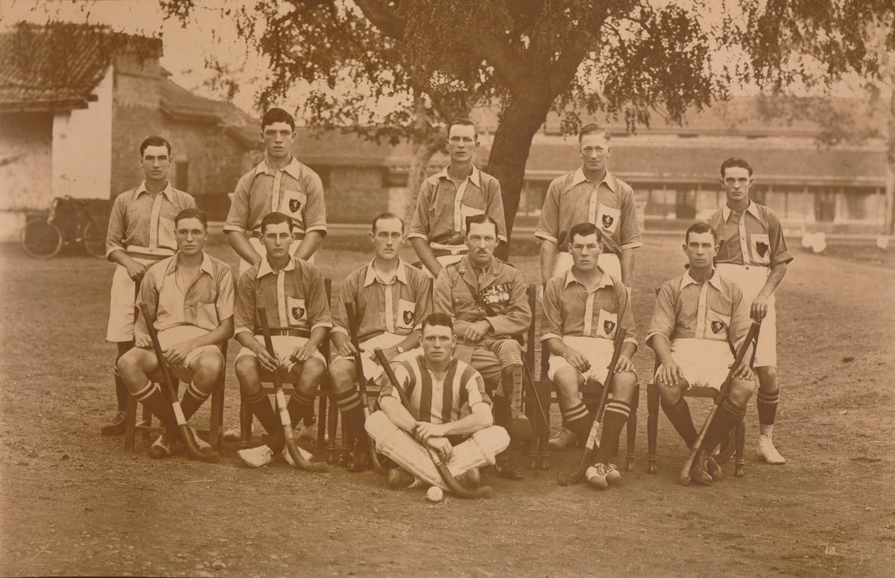 Bataljonshockeyholdet fra den første bataljon, The Queens Own Royal West Kent Regiment. Poona, I af Unbekannt