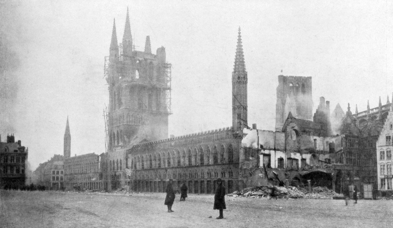 Klokketårnet og Tøjhallen i Ypres, Belgien, 24. november 1914 af Unbekannt