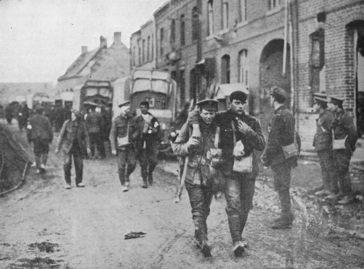 De britiske sårede vender tilbage til en forbindingsstation efter et angreb, 1915 af Unbekannt