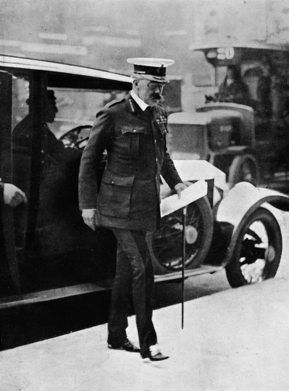 The Cabinet crisis: Lord Kitchener arriving at the War Office, 1915 af Unbekannt