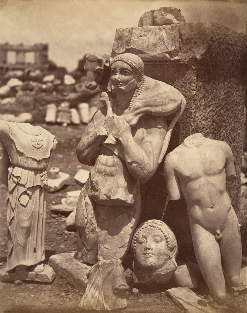 Kalvebæreren og Kritios-drengen kort efter opgravning på Akropolis, Danse..., ca. 1865. af Unbekannt
