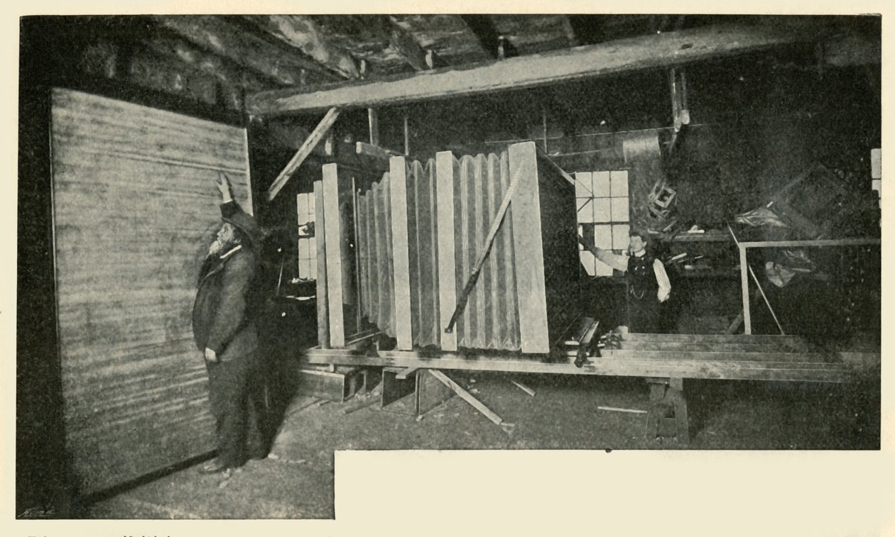 Kameraet i værkstedet - viser størrelsen på tallerkenholderen, 1901. af Unbekannt
