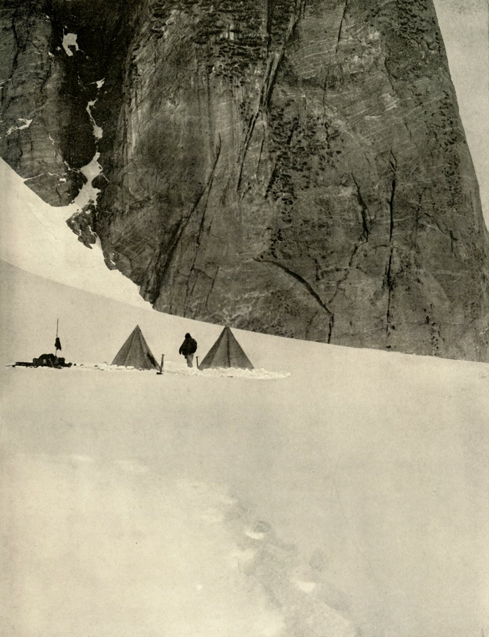Lejren under granitsøjlen, en halv mil fra Lower Glacier Depot...27. januar 1909 af Unbekannt