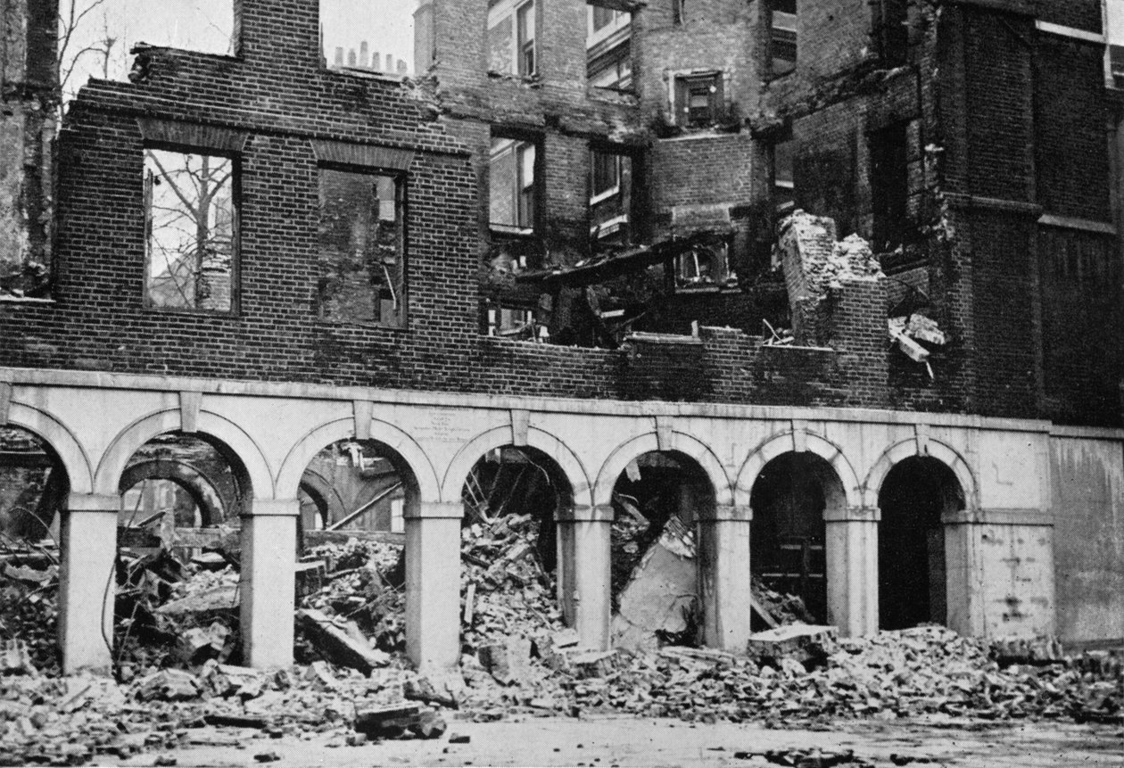 Klostrene i templet efter at være blevet ødelagt af brand, 1941 af Unbekannt