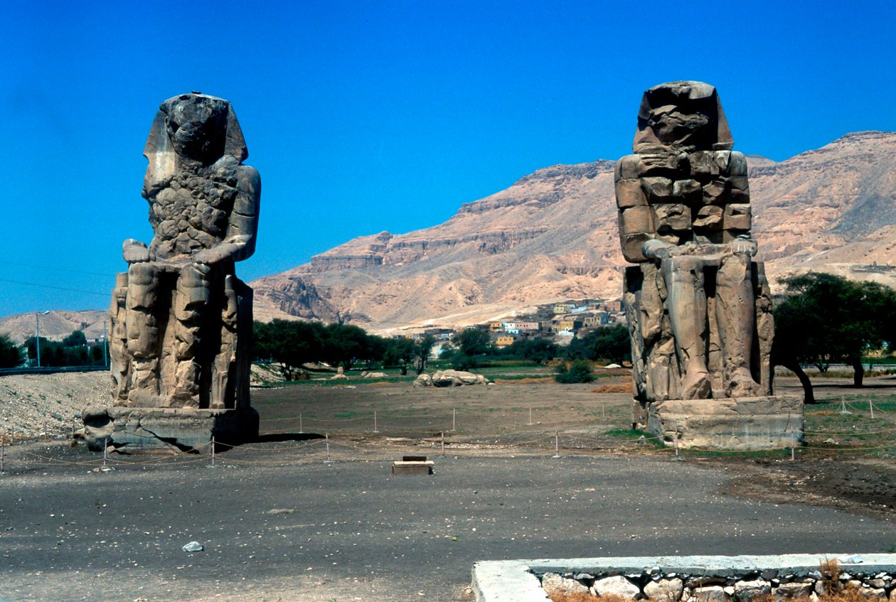 Memnons kolosser, nær Kongernes Dal, Egypten, 1300-tallet f.Kr af Unbekannt