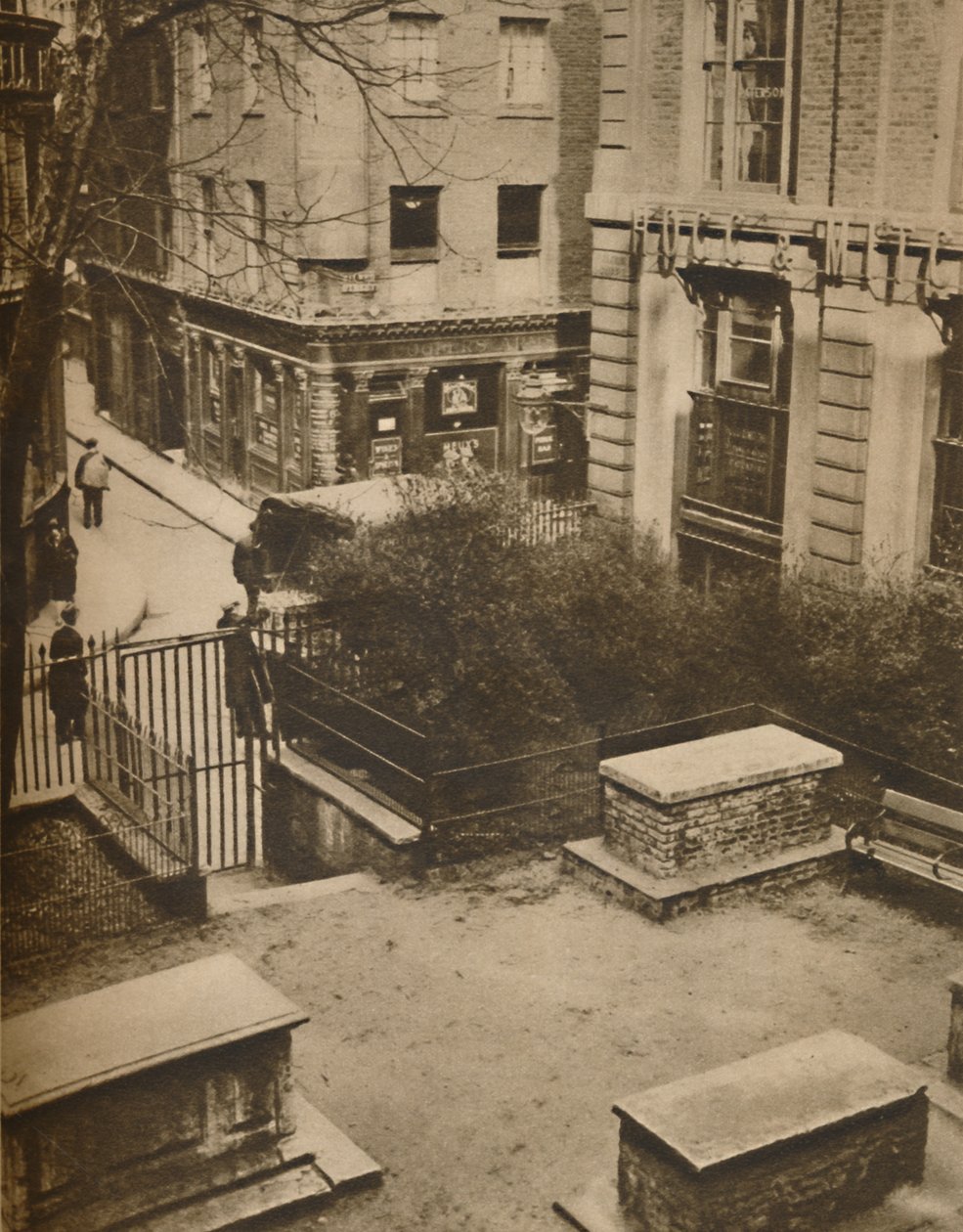 The Coopers Arms fra Churchyard of St. Olaves, Silver Street, c1935. af Unbekannt