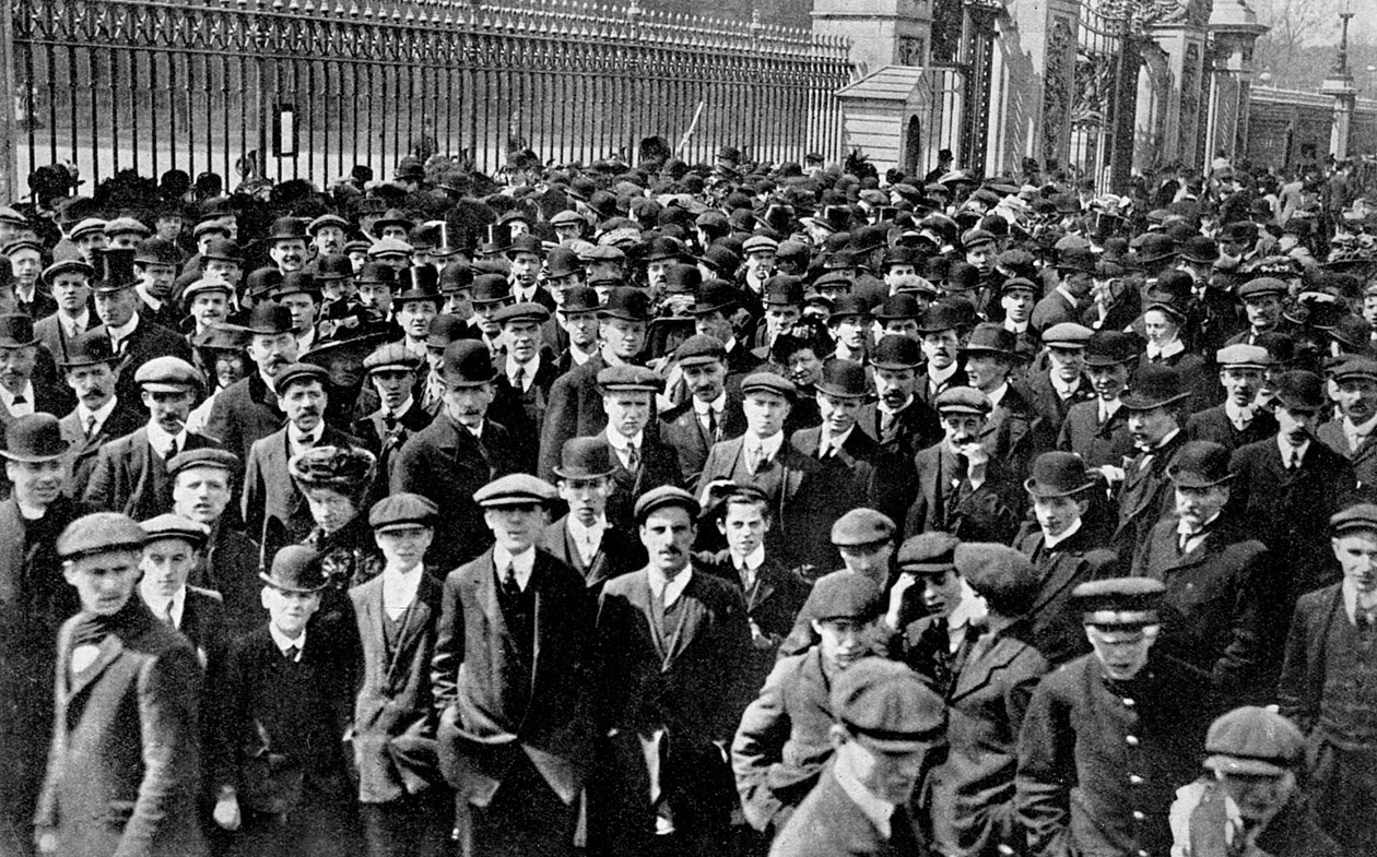 Crowds uden for Buckingham Palace, A Nations Apprehension, 1910 af Unbekannt