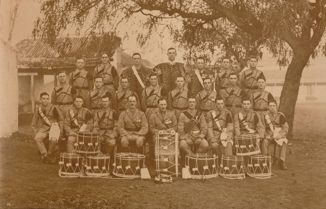 Drums and Bugles of the First Battalion, The Queens Own Royal West Kent Regiment. Poona, Indien, af Unbekannt
