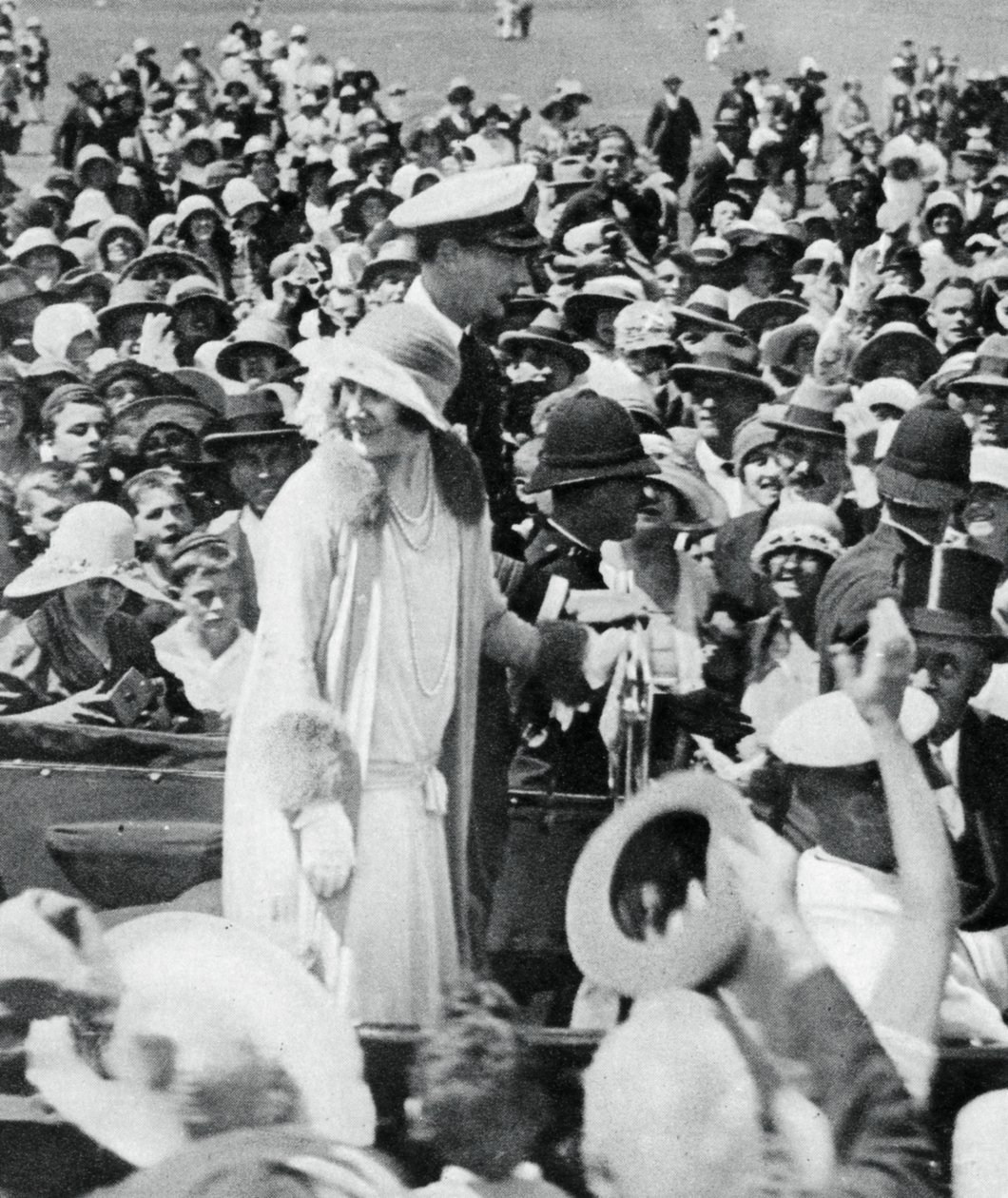 Hertugen og hertuginden mobbet af folkemængderne i Auckland, 1927, 1937 af Unbekannt