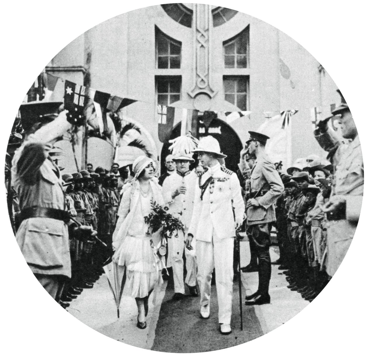 Hertugen og hertuginden af York besøger Admiral Benbows grav, Kingston, Jamaica, 1927, 1937 af Unbekannt