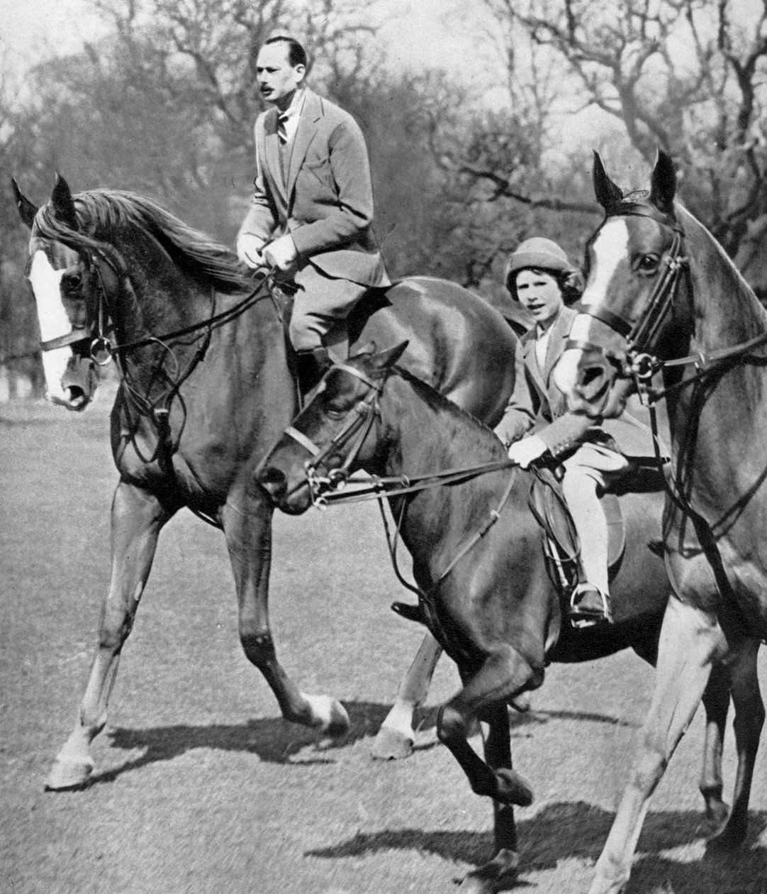 Hertugen af Gloucester rider med prinsesse Elizabeth i Windsor Great Park, c1936 af Unbekannt