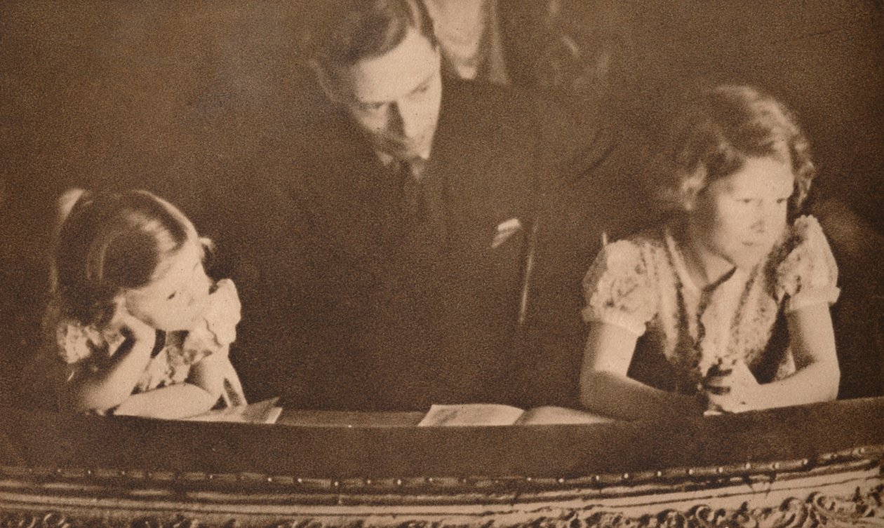 Hertugen af York og prinsesserne Elizabeth og Margaret ved pantomimen den 6. februar 1935. af Unbekannt