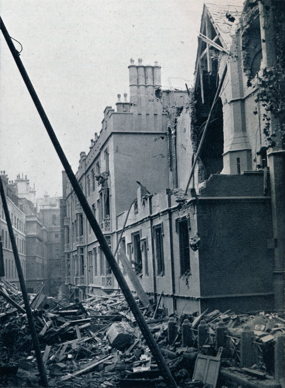 East End af Middle Temple Hall, 1941. af Unbekannt