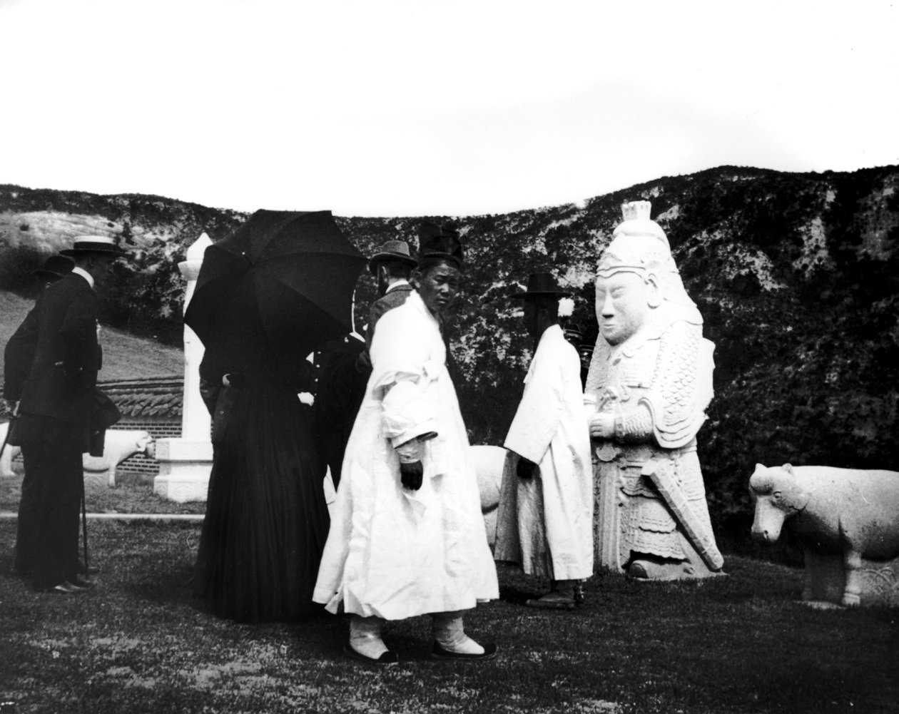 Kejseren af Japan besøger en grav, Korea, 1900 af Unbekannt