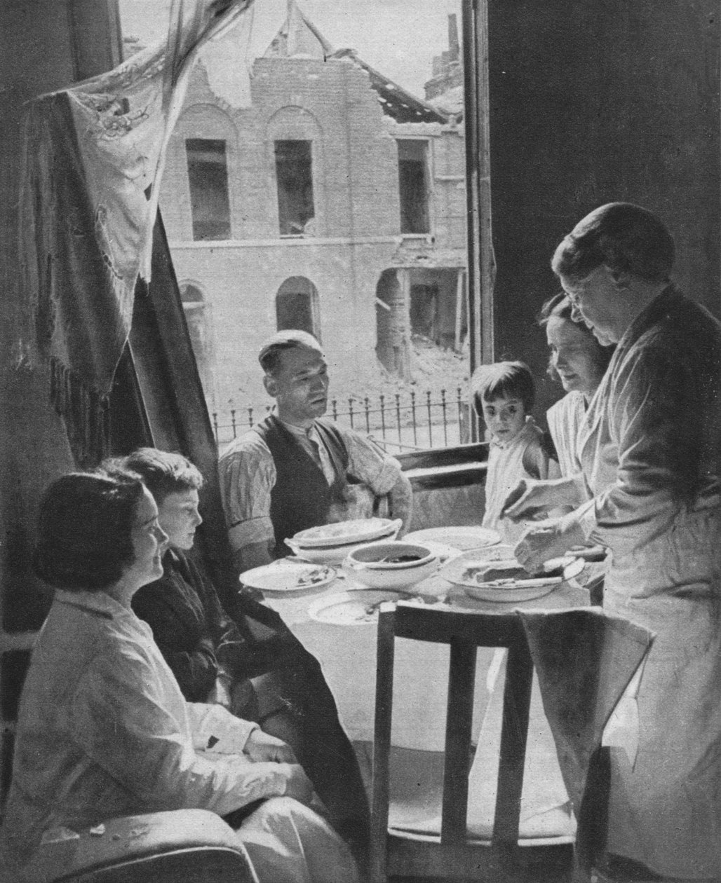 Familien skal spise, c1940 1942 af Unbekannt