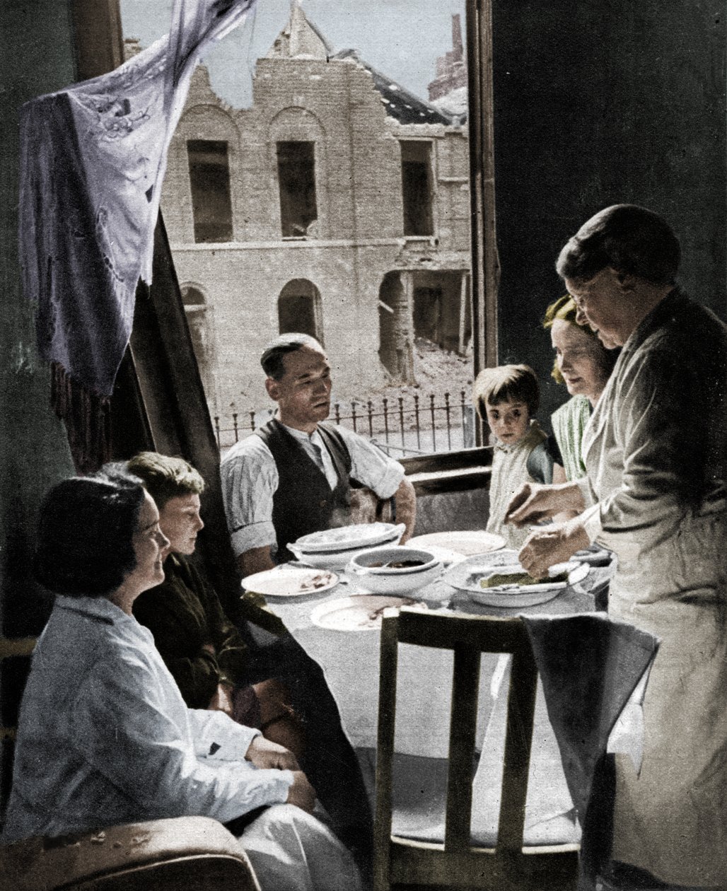 Familien skal spise, c1940 1942 af Unbekannt