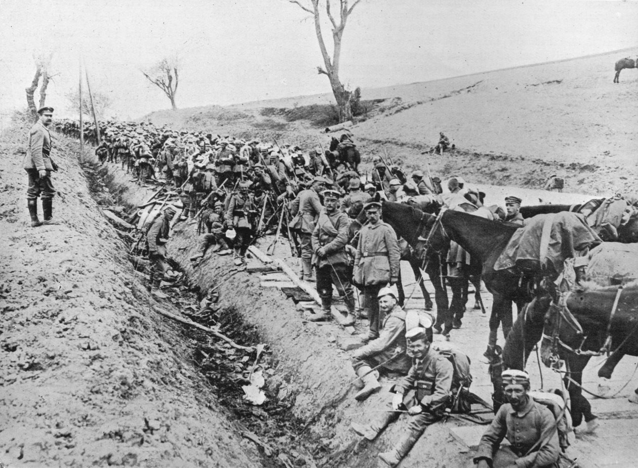 Den tyske fremrykning gennem Galicien: En bivuak af tropper ved vejkanten, 1915 af Unbekannt