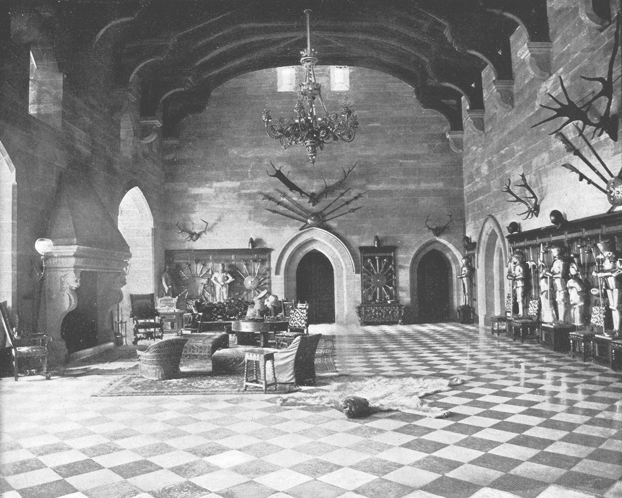 The Great Hall, Warwick Castle, Warwickshire, 1894. af Unbekannt