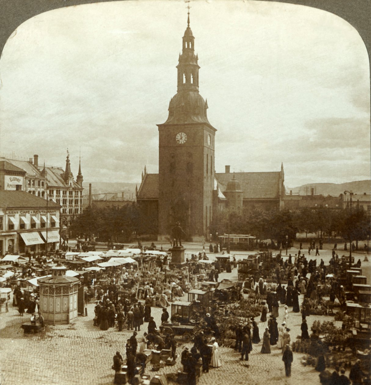 Det store marked omkring statuen Christian IV, Christiania, Norge, c1905. af Unbekannt