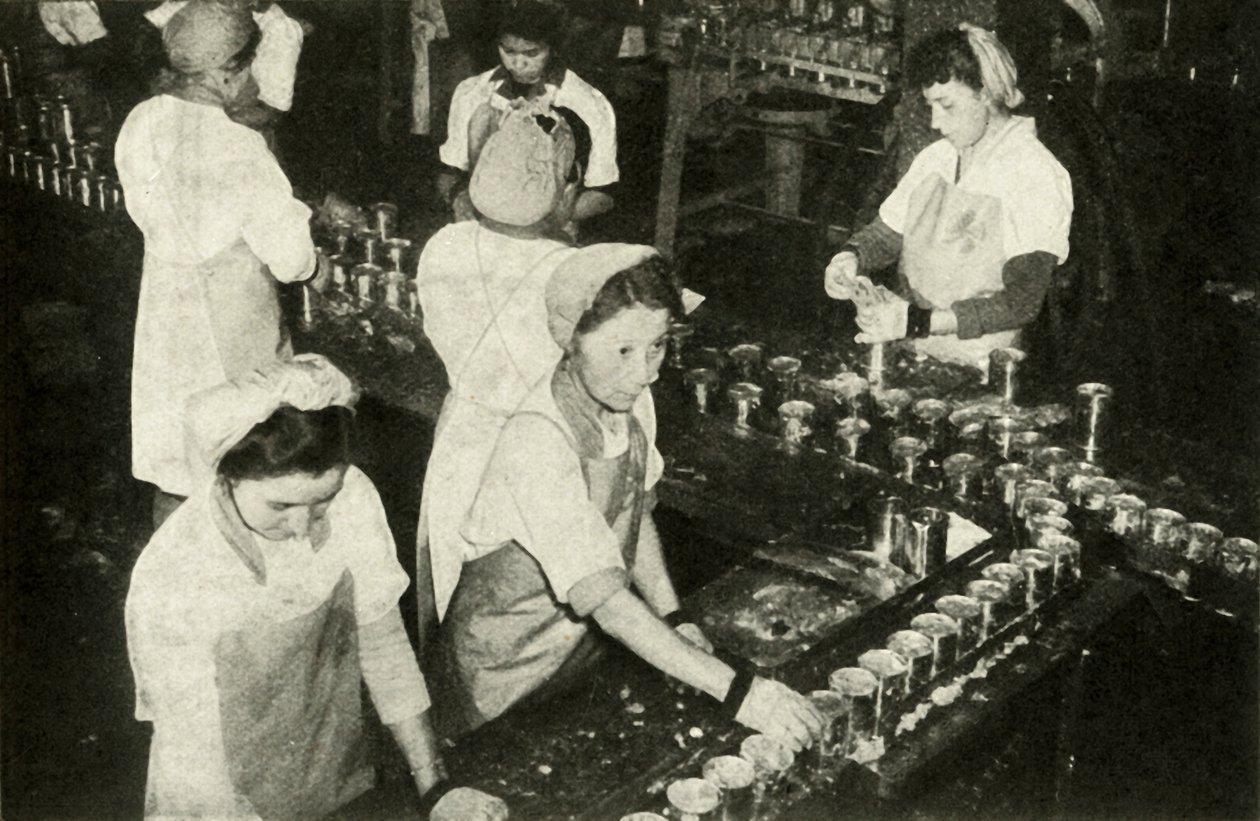 The Great Salmon Industry - Indiske piger, der arbejder i konservesafdelingen, c1948. af Unbekannt