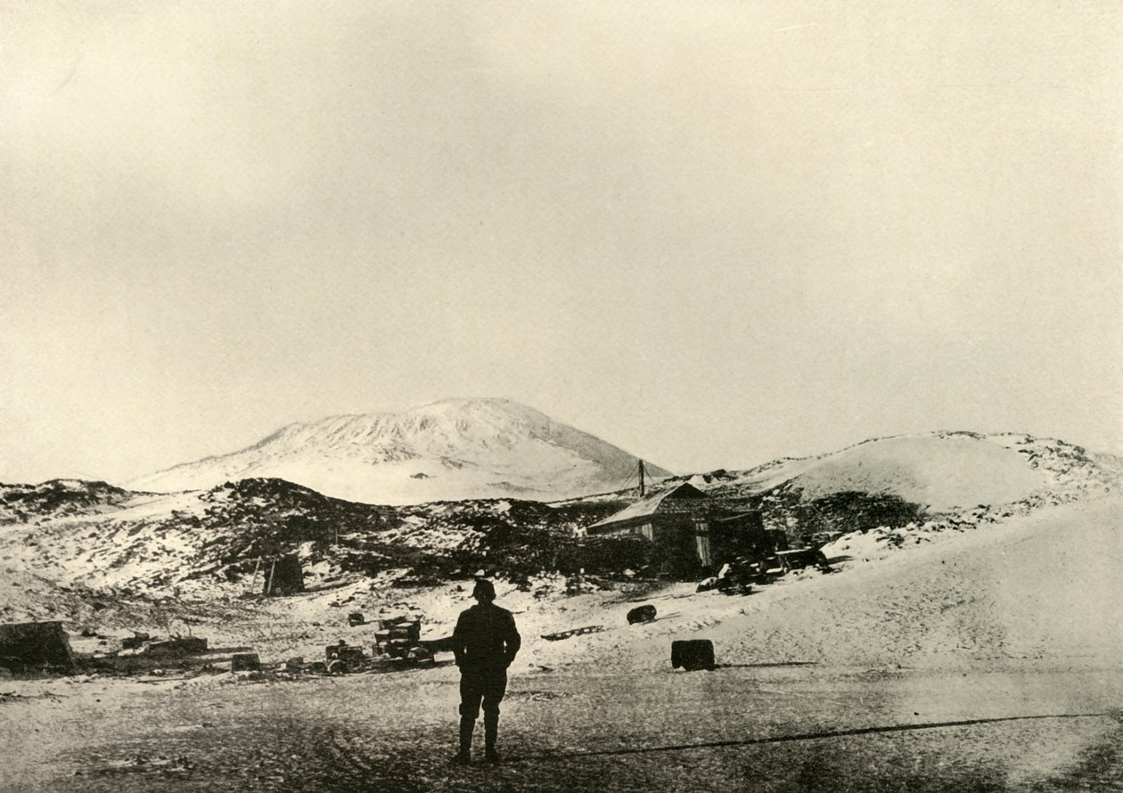 Hytten, med Mount Erebus i baggrunden, i efteråret, 1908, 1909. af Unbekannt