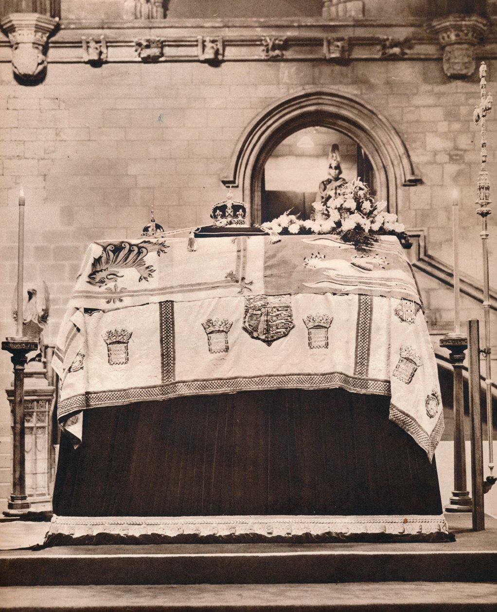 Den kejserlige krone, kuglen og sceptret på kong Georges kiste i Westminster Hall, 1936 af Unbekannt