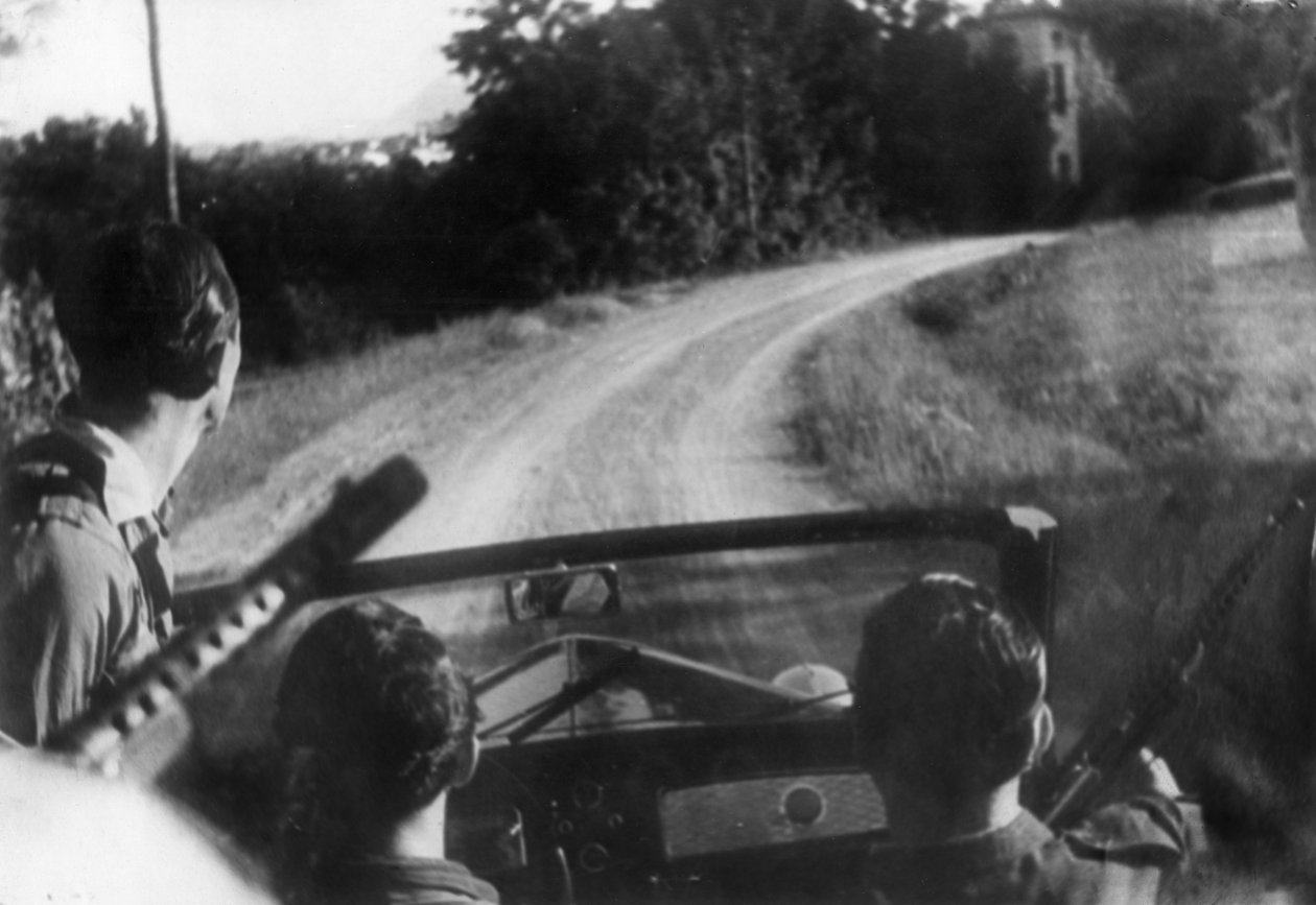 Den italienske modstandsbevægelse: bevæbnede partisaner på en jeep, Langhe, Piemonte, Italien af Unbekannt