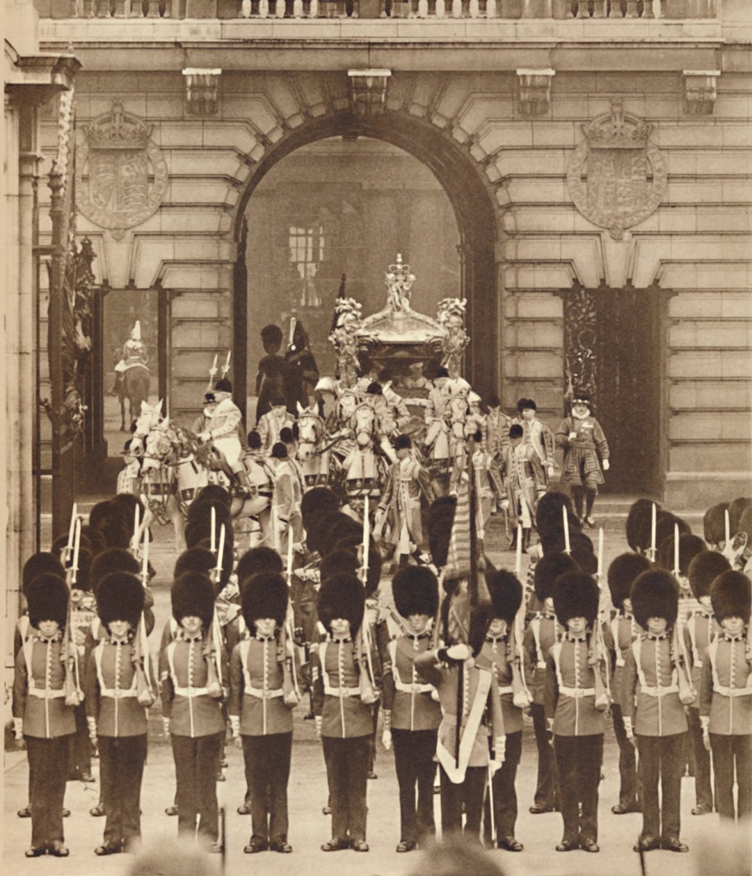 Kongen og Dronningen forlader paladset til deres kroning, 1937 af Unbekannt