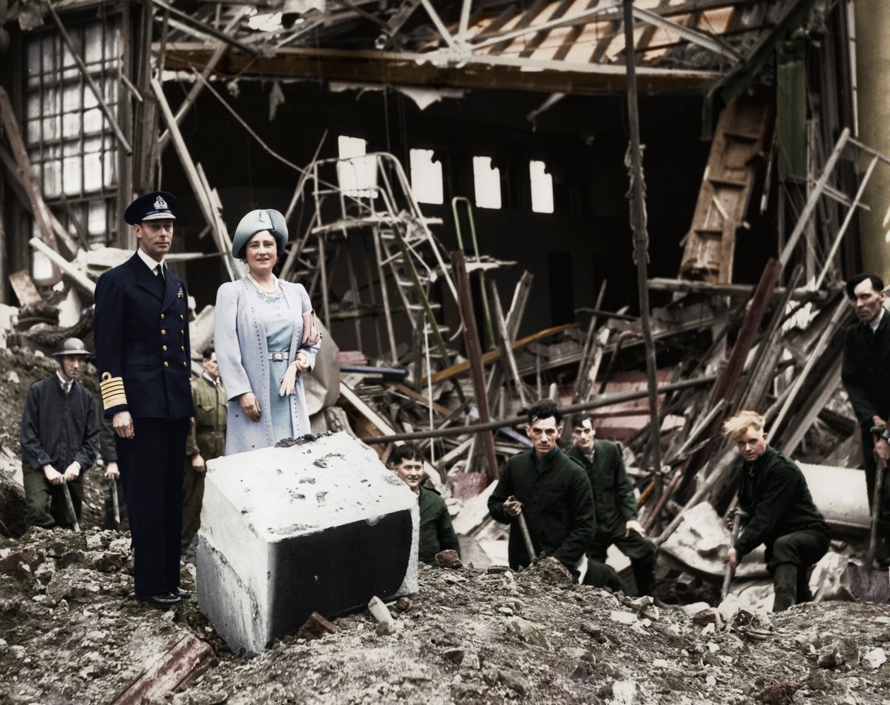 Kongen og Dronningen undersøger bombeskader, Buckingham Palace, London, Anden Verdenskrig, 1940 af Unbekannt