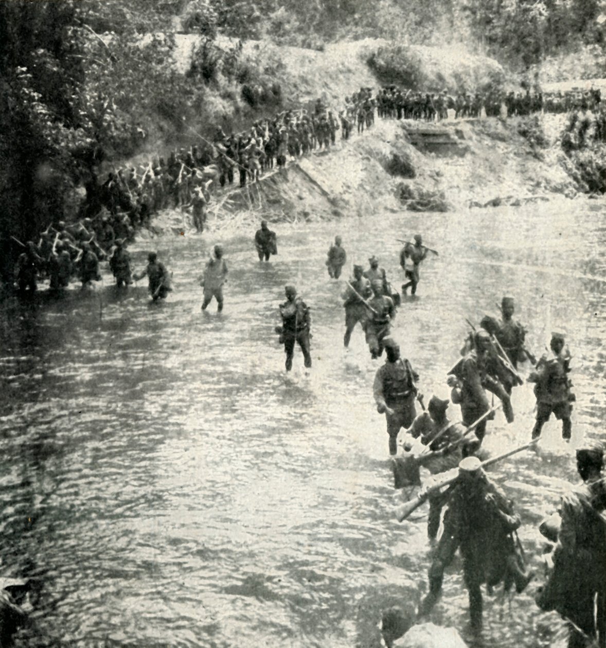 The Kings African Rifles krydser Ruwu-floden, Tysk Østafrika, 1919. af Unbekannt