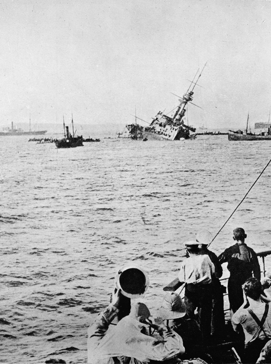 The Majestic synker efter at være blevet torpederet af en fjendtlig ubåd, 1915 af Unbekannt