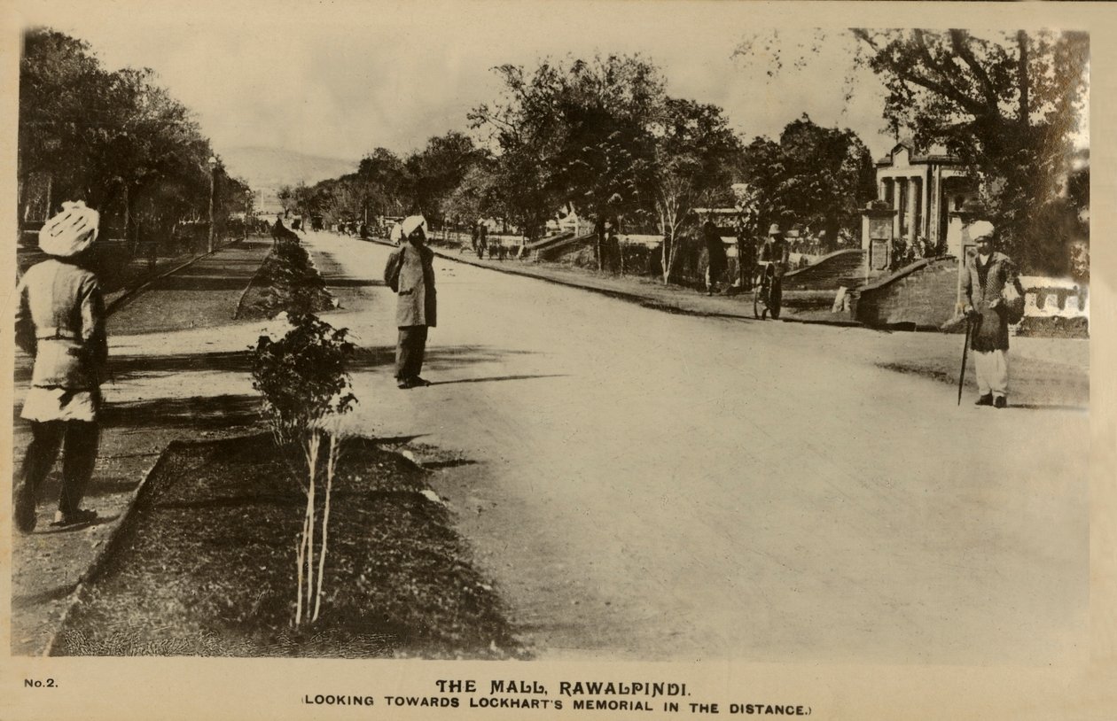 The Mall, Rawalpindi - Mod Lockharts Memorial i afstand, c1918-c1939. af Unbekannt