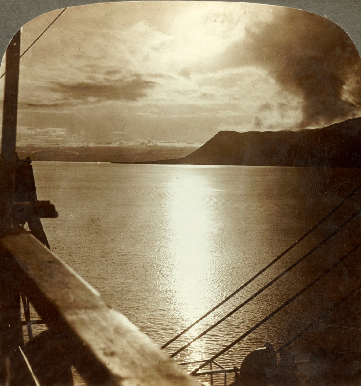 Midnatssolen i juli over klipperne ved Spitzbergen og det arktiske hav, c1905. af Unbekannt