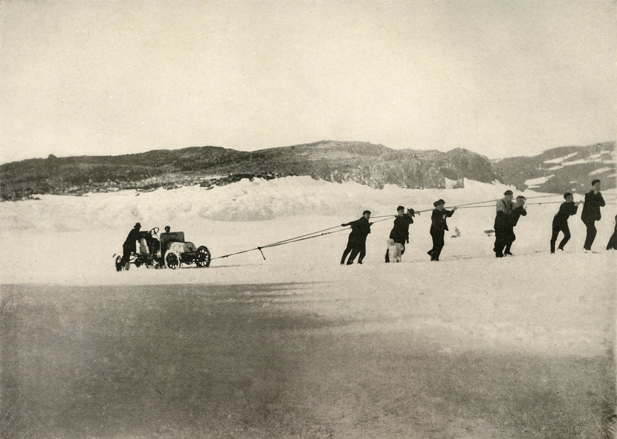 Motorvognen i blød sne, efter skibets tilbagekomst, c1908, 1909. af Unbekannt