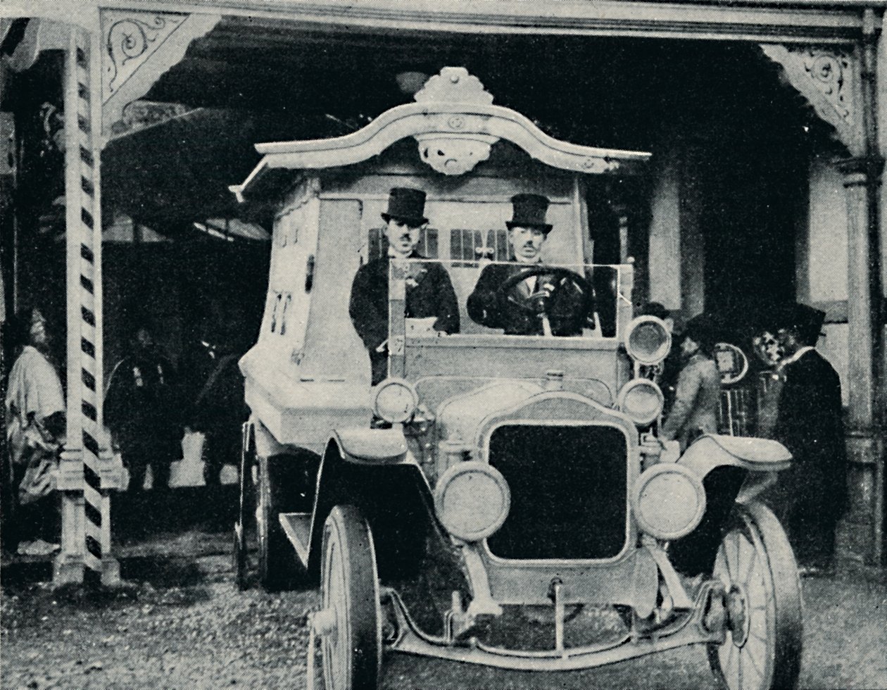 Motorvognen i orientalsk kjole, c1935 af Unbekannt