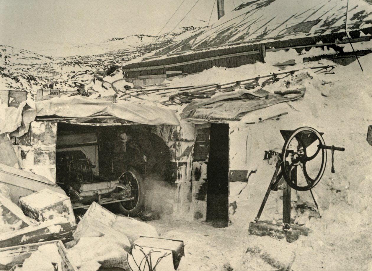 Motorvognen i garagen og majsknuseren til højre, c1908, 1909. af Unbekannt