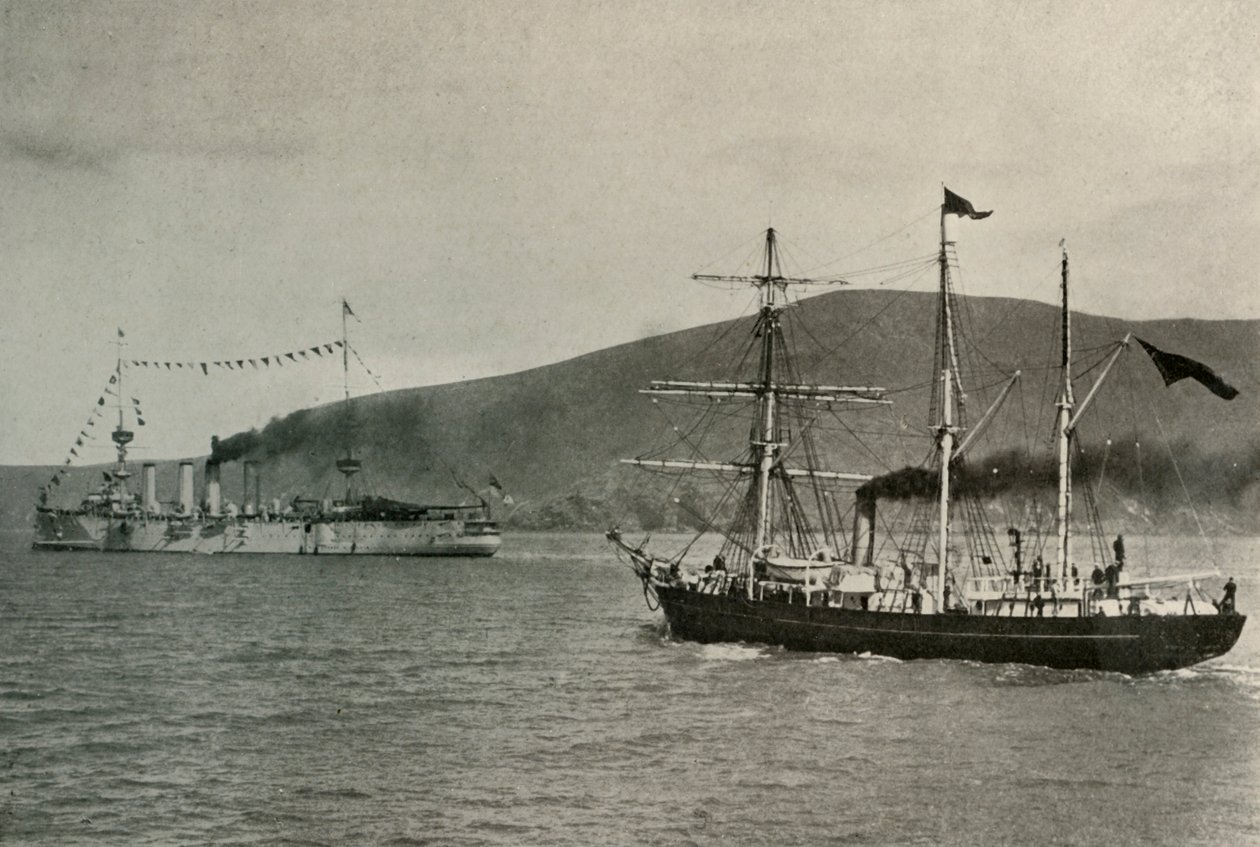 Nimrod passerer H.M.S. Kraftig,...i Lyttelton Harbour, 1. januar 1908, 1909. af Unbekannt