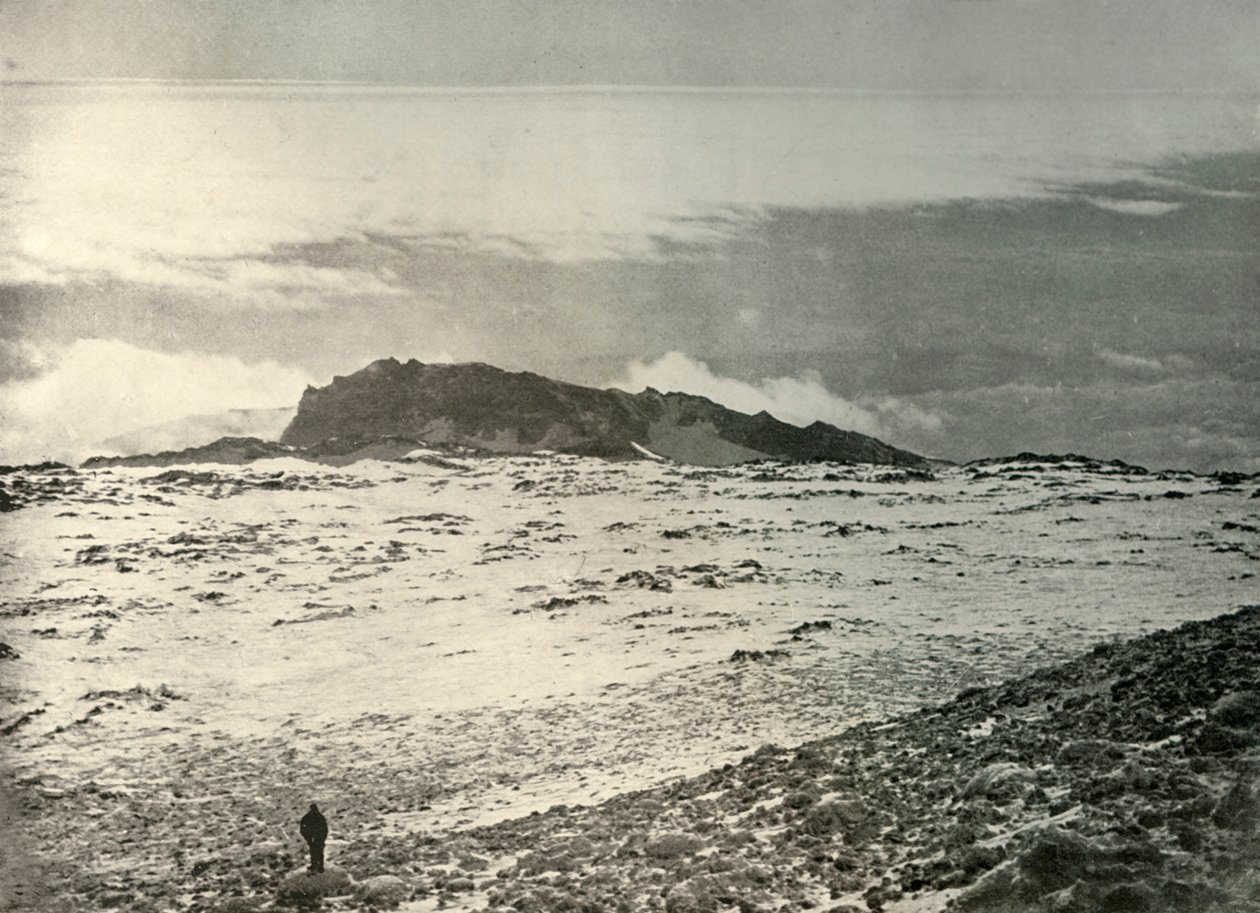 Det gamle krater i Erebus, med et ældre krater i baggrunden, c1908, 1909 af Unbekannt