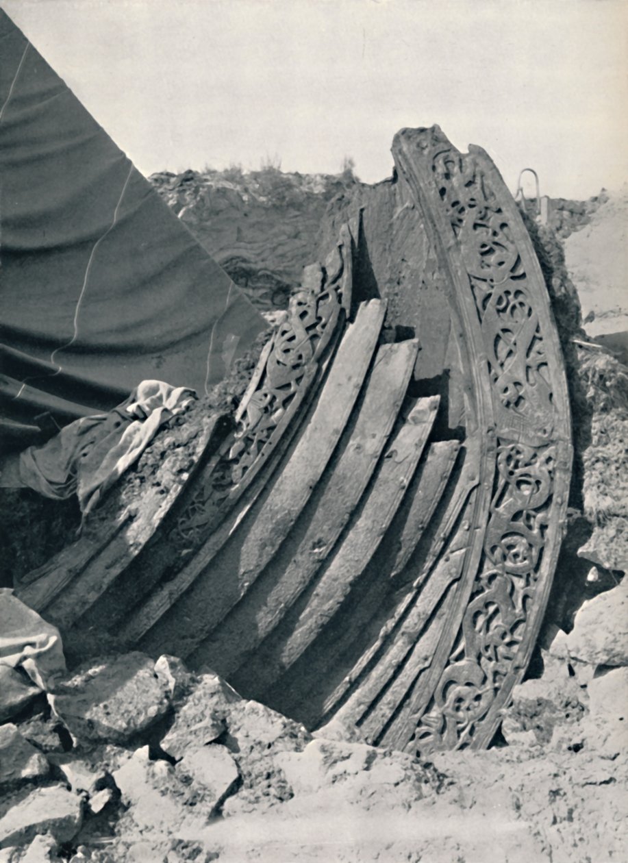 Osebergskibet i højen, viser udskæringen på stilk og rækværk, 1935 af Unbekannt