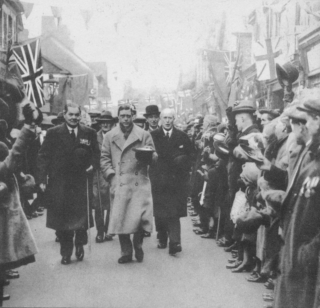 Prinsen af Wales mødt af befolkningen i Porth, Glamorgan, under et besøg i Wales, 1932 1936 af Unbekannt