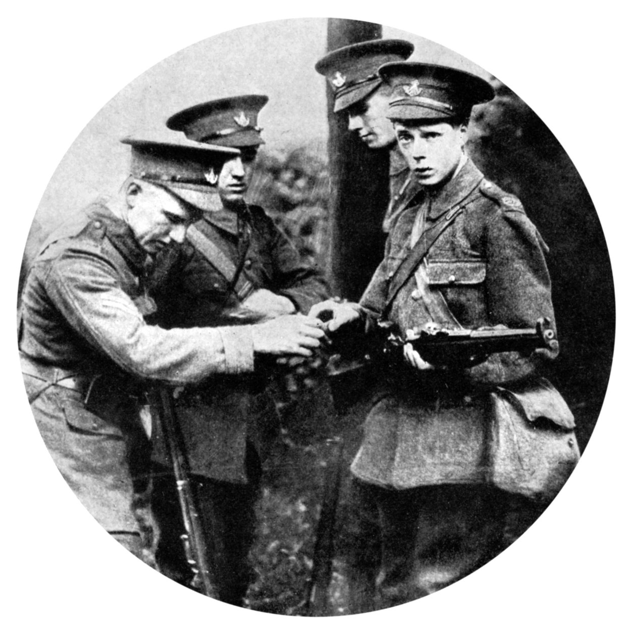 Prinsen af Wales læsser en riffel i Grenadier, Første Verdenskrig, 1914 af Unbekannt
