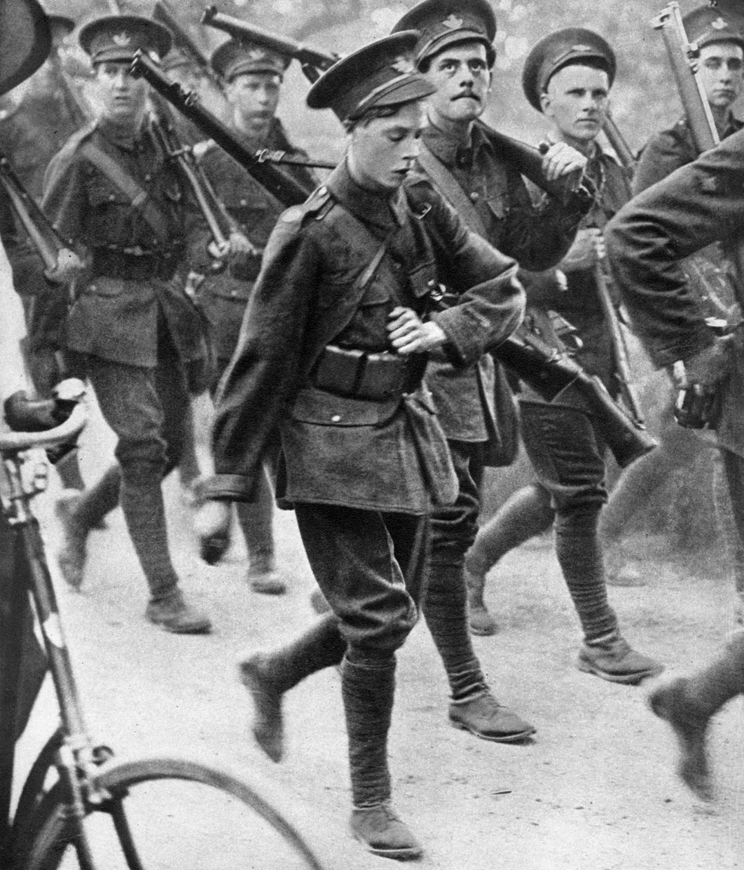 Prinsen af Wales marcherer med Oxford University Officers Training Corps, c1910 af Unbekannt