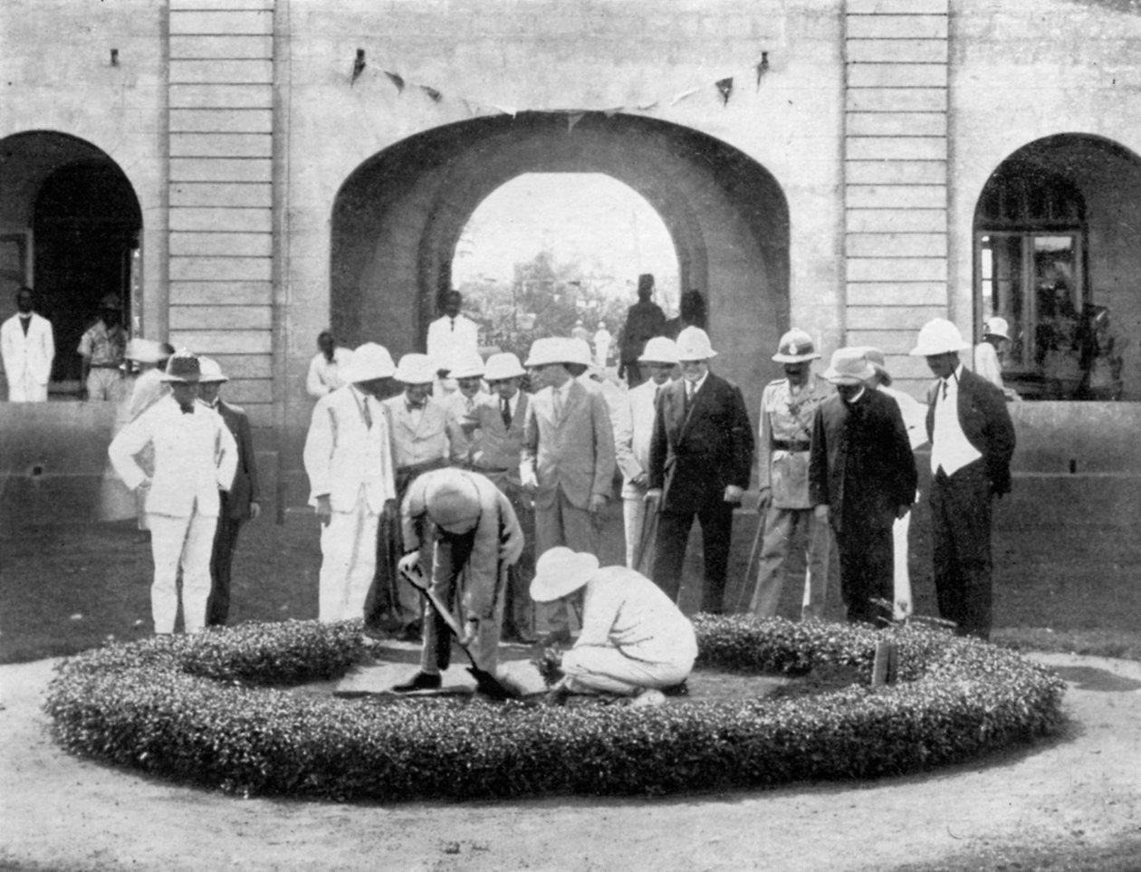 Prinsen af Wales planter et træ på Kumasi Church College, Ghana, 1926 af Unbekannt