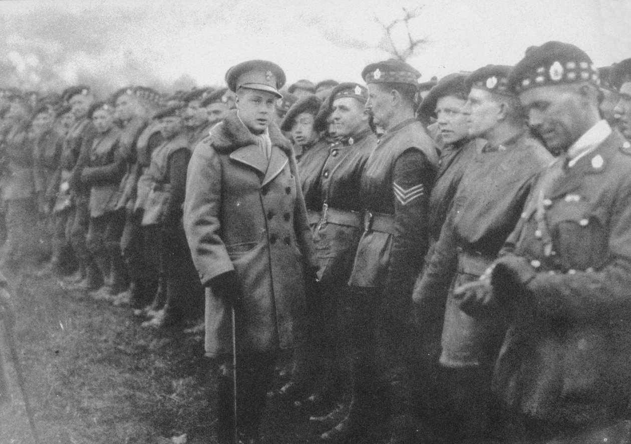 Prinsen af Wales taler med en britisk soldat ved fronten, Første Verdenskrig, c1914-c1918 1936 af Unbekannt