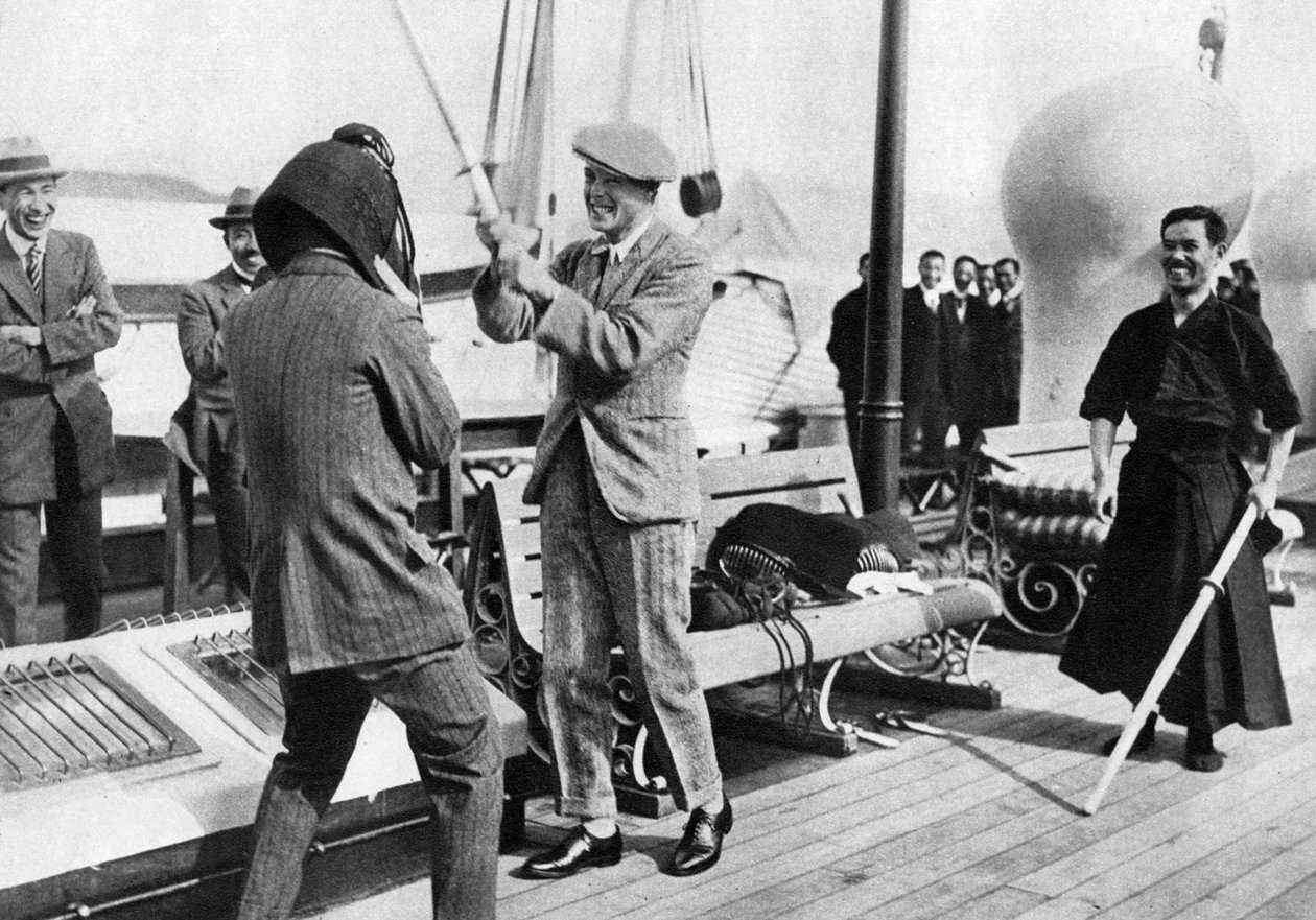 Prinsen af Wales tester en japansk fægtehjelm, Japan, 1922 af Unbekannt