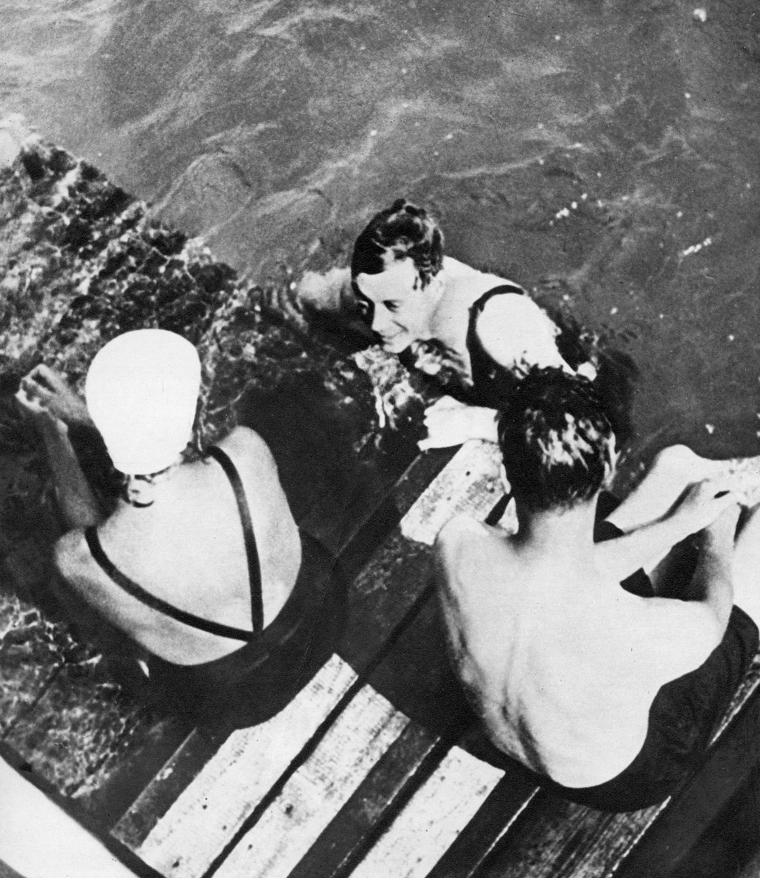 Prinsen af Wales med venner på en tømmerflåde, Rivieraen, c1930