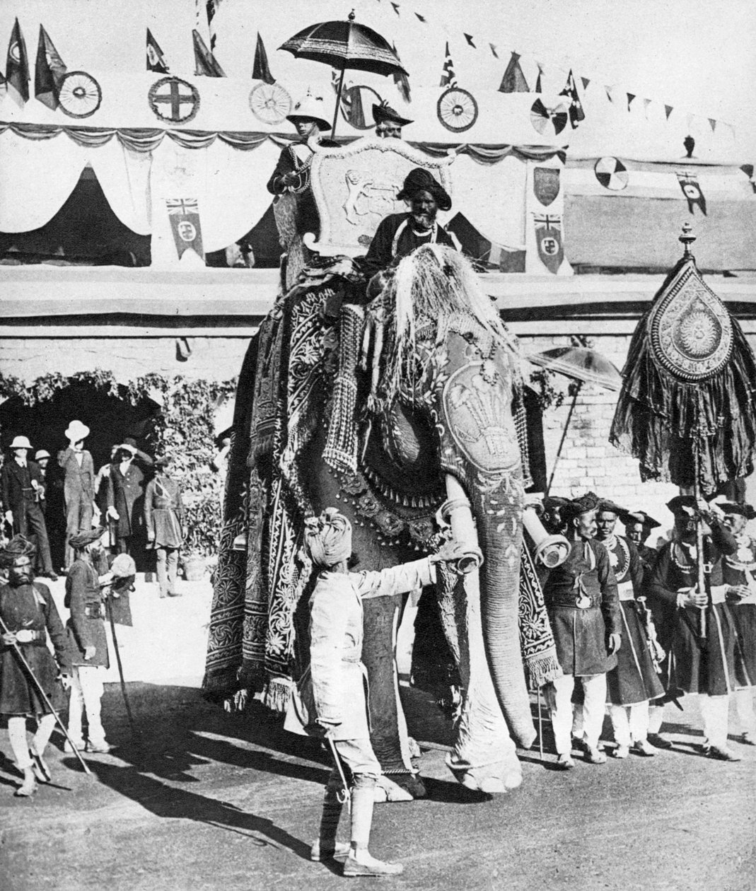 Prinsen af Wales med Maharajah af Gwalior under hans indiske turné, 1921. af Unbekannt