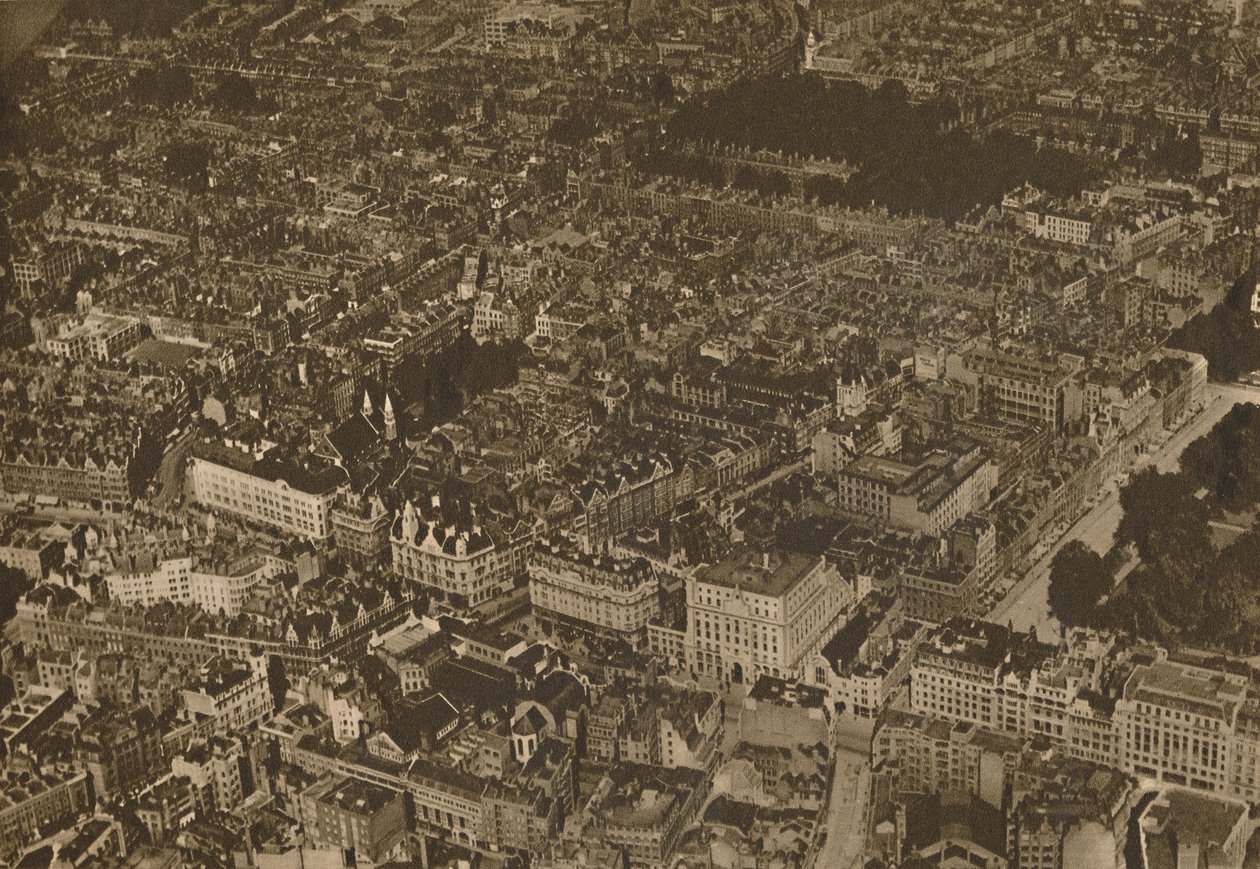 Puslespillet om kendte gader fra et nyt og spændende udsigtspunkt, c1935. af Unbekannt