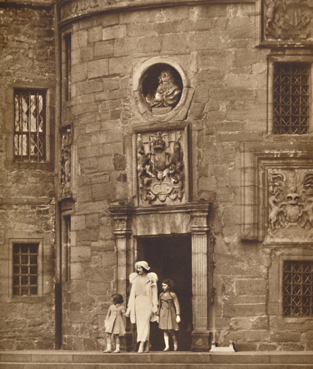 Dronningen i hendes gamle hjem, Glamis Castle, c1936 1937 af Unbekannt